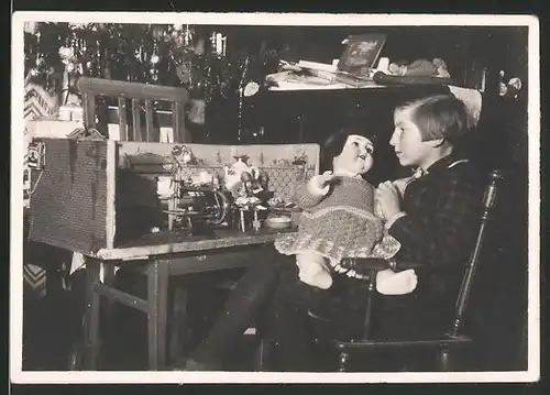 Fotografie Weihnachten, Mädchen mit Puppe & Puppenstube unter dem Weihnachtsbaum
