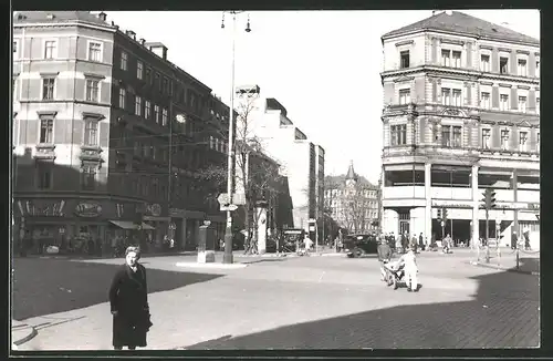 Fotografie Foto Fuchs, Karl-Marx-Stadt, Ansicht Karl-Marx-Stadt, Strasseneck mit Ladengeschäft Bruno Straube