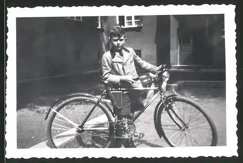 Fotografie stolzer Knabe mit Fahrrad - Velo