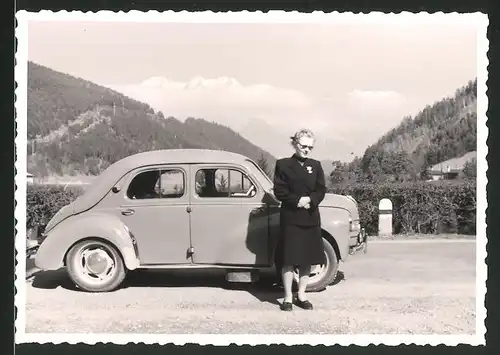 Fotografie Auto Renault 4CV, Blonde Dame neben PKW