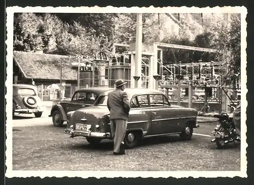 Fotografie Auto Opel, PKW neben einem Umspannwerk geparkt