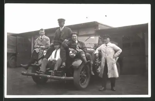 Fotografie Auto Landaulet, Männer posieren mit Luxus - PKW