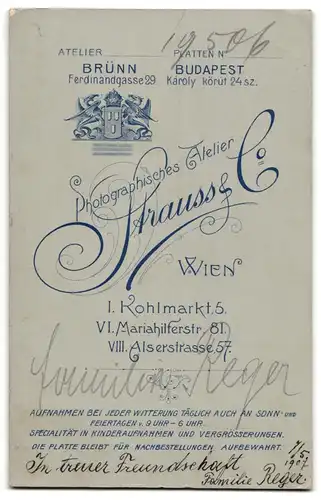 Fotografie Strauss & Co., Wien, Kohlmarkt 5, Ein Ehepaar und dessen Sohn