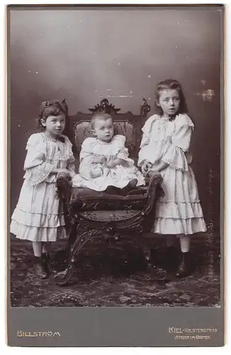 Fotografie Billström, Kiel, Holstenstrasse 43, Drei hübsche Geschwister in ähnlichen Kleidern