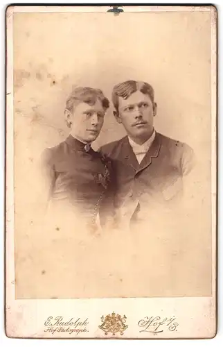 Fotografie E. Rudolph, Hof, Ein junges Paar in edler Kleidung