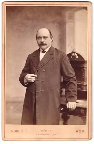 Fotografie E. Rudolph, Hof, Herr mittleren Alters mit Halbglatze