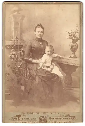 Fotografie W. Sternitzki, Bamberg, Königstrasse 20, Ein glückliche Mutter und ihr entzückendes Baby