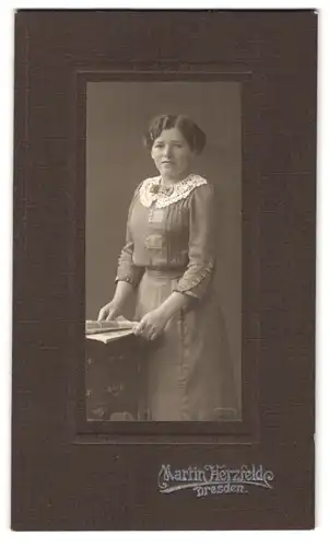 Fotografie Martin Herzfeld, Dresden, Pragerstrasse 7, Portrait junge Dame in hübscher Kleidung mit Zeitung