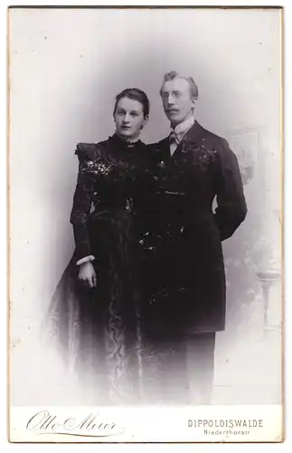 Fotografie Otto Meier, Dippoldiswalde, Niedertorstrasse, Portrait junges Paar in eleganter Kleidung