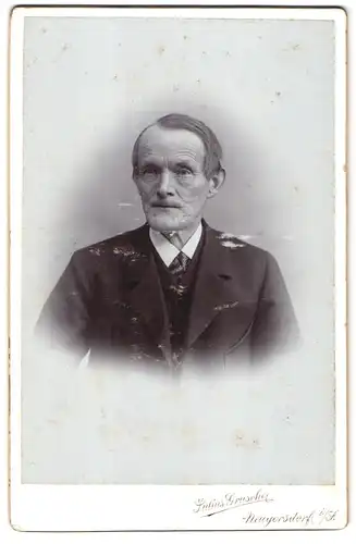 Fotografie Julius Grusche, Neugersdorf i / S., Portrait älterer Herr im Anzug mit Krawatte