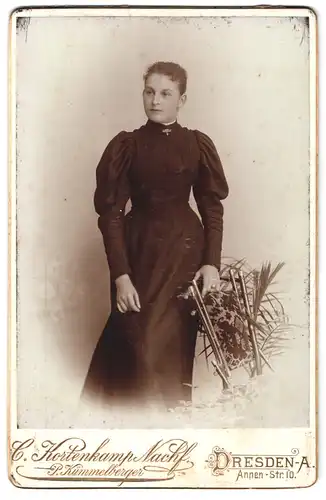 Fotografie C. Kortenkamp Nachf., Dresden-A, Annen-Strasse 10, Portrait junge Dame im schwarzen Kleid