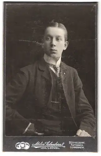 Fotografie L. Hüwel, Düsseldorf, Portrait junger Mann im Anzug mit Krawatte