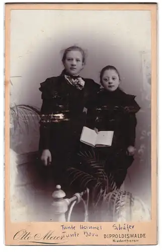 Fotografie Otto Meier, Dippoldiswalde, Niedertorstrasse, Portrait zwei Schwestern in hübscher Kleidung mit Buch