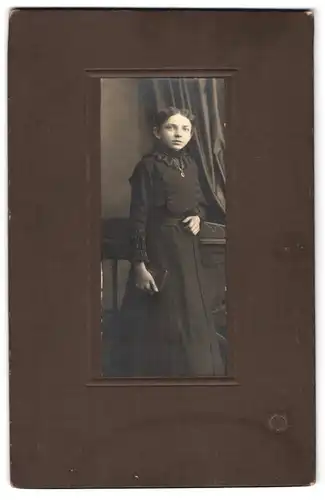 Fotografie unbekannter Fotograf und Ort, Portrait junges Mädchen im schwarzen Kleid mit Buch