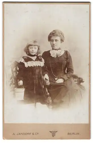 Fotografie A. Jandorf & Co., Berlin-C, Spittelmarkt 16-17, Portrait bürgerliche Dame und kleines Mädchen mit Eimer