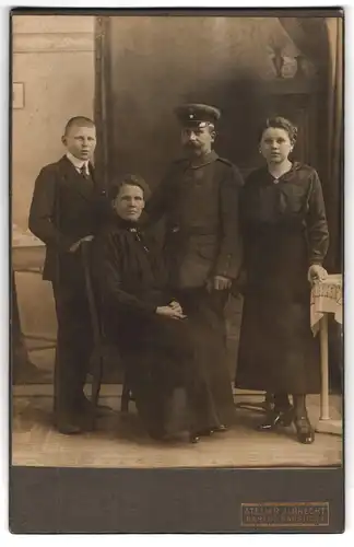 Fotografie Atelier Albrecht, Berlin, Badstrasse 32, Portrait Soldat in Uniform mit seiner Familie