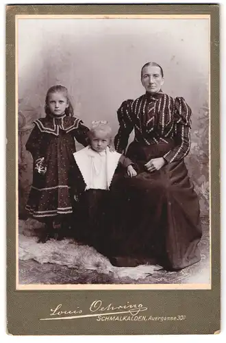 Fotografie Louis Oehring, Schmalkalden, Auergasse 30, Portrait bürgerliche Dame mit kleinem Mädchen und Kleinkind