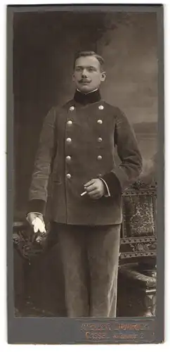 Fotografie Atelier Emmrich, Kassel, Kl. Rosenstrasse 2, Portrait Soldat in Uniform mit Zigarette