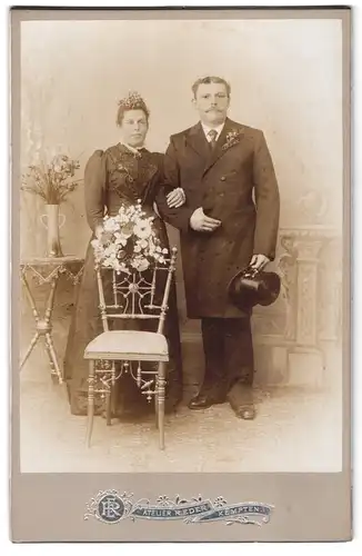 Fotografie R. Eder, Kempten, Portrait bürgerliches Paar in Hochzeitskleidung mit Blumenstrauss