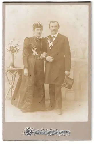 Fotografie R. Eder, Kempten, Portrait bürgerliches Paar in hochzeitskleidung mit Zylinderhut