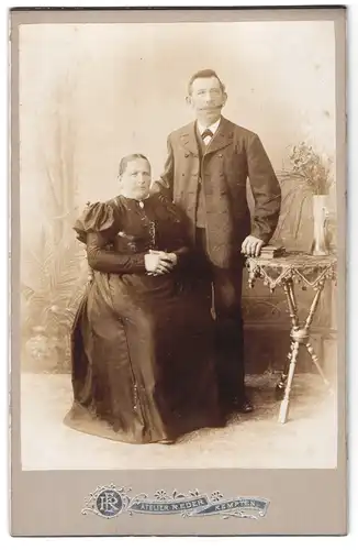 Fotografie R. Eder, Kempten, Portrait bürgerliches Paar in zeitgenössicher Kleidung