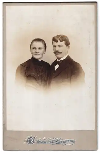 Fotografie R. Eder, Kempten, Portrait bürgerliches Paar in modischer Kleidung