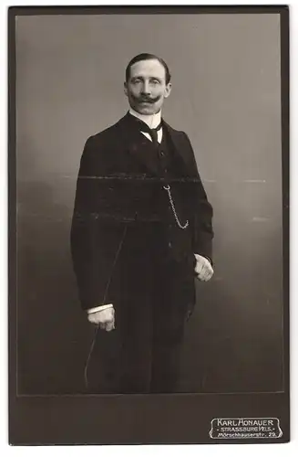 Fotografie Karl Honauer, Strassburg i / Els., Mörschhauserstrasse 29, Portrait elegant gekleideter Herr mit Schnauzbart