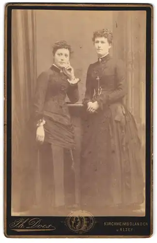 Fotografie Ph. Does, Kirchheimbolanden, Portrait zwei junge Damen in zeitgenössischer Kleidung
