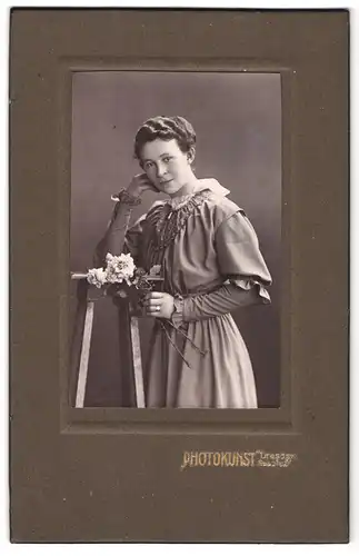 Fotografie Photokunst, Dresden, Seestrasse 21, Portrait junge Dame im hübschen Kleid mit Blumen