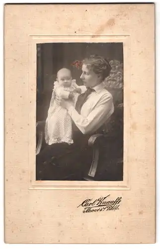 Fotografie Carl Knauff, Moers / Rhld, Portrait bürgerliche Dame mit Baby auf dem Arm