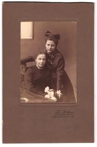 Fotografie Th. Höhn, Heidenheim a / B., Portrait zwei bürgerliche Damen in schwarzen Kleidern mit Blumen