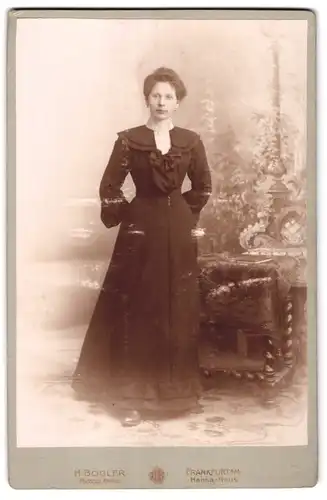 Fotografie H. Bogler, Frankfurt a. M., Stiftstrasse 1-17, Portrait junge Dame im schwarzen Kleid
