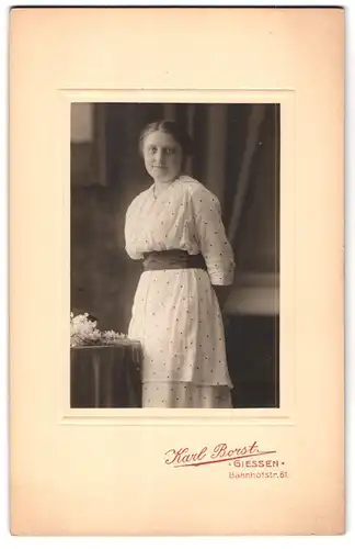 Fotografie Karl Borst, Giessen, Bahnhofstrasse 61, Portrait junge Dame in modischer Kleidung