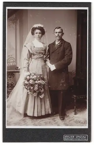 Fotografie Atelier Speziali, München, Humboldtstrasse 9, Portrait bürgerliches Paar in Hochzeitskleidung mit Blumen