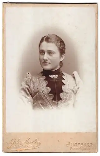 Fotografie Gebr. Martin, Augsburg, Bahnhofstrasse, Portrait junge Dame im modischen Kleid mit Kragenbrosche