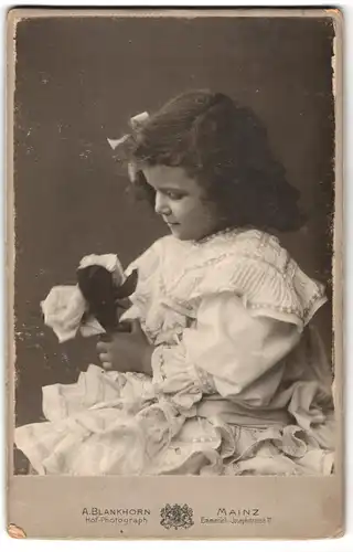 Fotografie Albert Blankhorn, Mainz, Emmerich-Josephstrasse 11, Portrait kleines Mädchen im hübschen Kleid mit Blumen