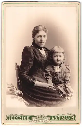 Fotografie Heinrich Axtmann, Plauen i / V., Oberer Graben 19, Portrait bürgerliche Dame mit kleinem Mädchen