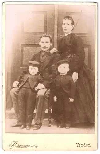 Fotografie Bornemann, Verden, Portrait bürgerliches Paar mit zwei kleinen Söhnen