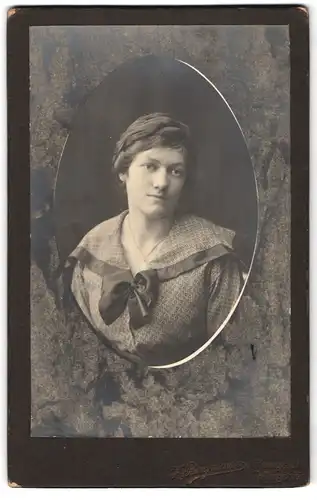 Fotografie K. Bergmann, Tellingstedt, Brustportrait junge Dame im modischen Kleid mit Schleife