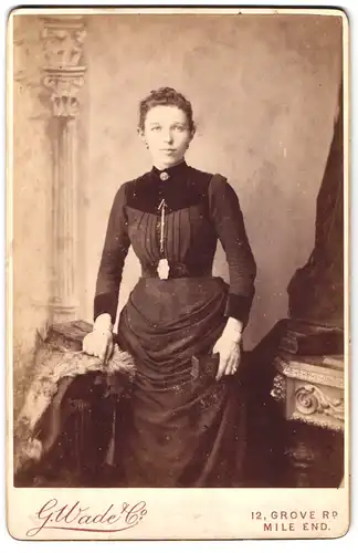 Fotografie G. Wade & Co., London, 12, Grove Road, Portrait junge Dame in zeitgenössischer Kleidung
