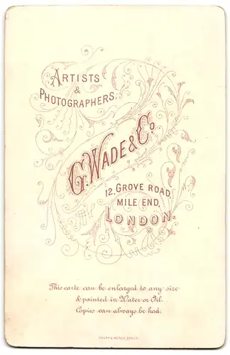 Fotografie G. Wade & Co., London, 12, Grove Road, Portrait junge Dame in zeitgenössischer Kleidung