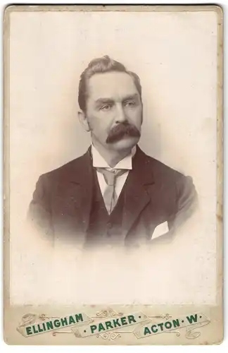 Fotografie Ellingham Parker, Acton-W, Portrait bürgerlicher Herr im eleganten Anzug mit Schnurrbart