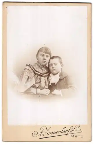 Fotografie A. Zinnenlauf & Co., Metz, Römerstrasse 27-29, Portrait kleiner Junge und Mädchen in hübscher Kleidung