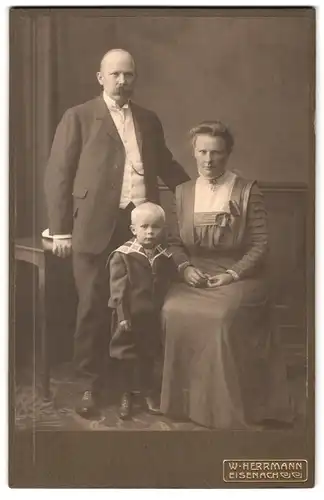 Fotografie W. Herrmann, Eisenach, Karlstrasse 6, Portrait bürgerliches Paar mit kleinem Sohn