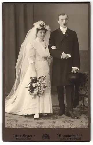 Fotografie Max Beyerle, Mannheim, Portrait bürgerliches Paar in Hochzeitskleidung mit Schleier und Blumenstrauss