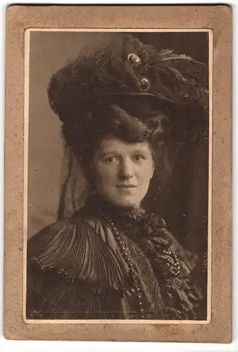 Fotografie unbekannter Fotograf und Ort, Portrait bürgerliche Dame mit Hut