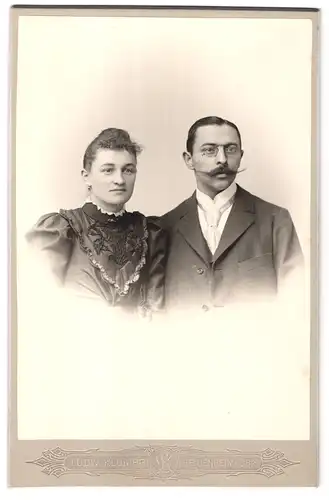 Fotografie Ludwig Klumpp, Heidenheim a / d. Br., Hohestrasse 24, Portrait bürgerliches Paar in hübscher Kleidung