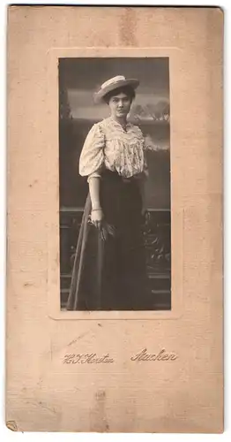 Fotografie H. J. Kersten, Aachen, Portrait junge Dame in hübscher Bluse mit Hut