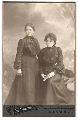 Fotografie Emil Tillmann, Duisburg, Portrait zwei junge Damen in hübscher Kleidung mit Buch