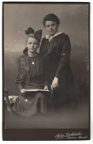 Fotografie Atelier Dickhaut, Hamborn-Marxloh, Portrait bürgerliche Dame und junge Dame mit Buch